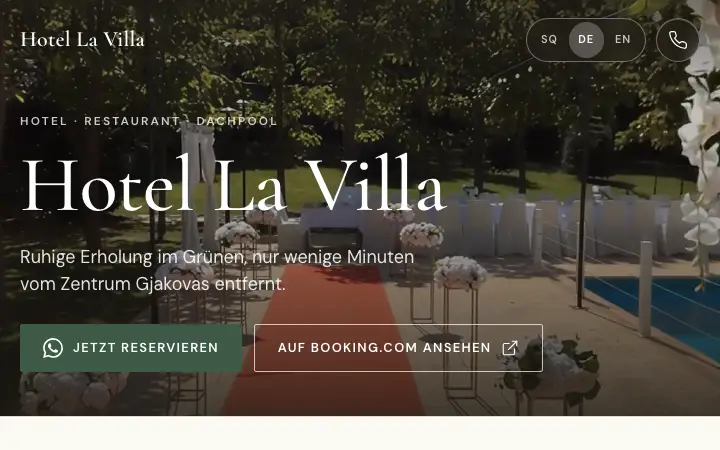 Aufnahme der Startseite von Hotel La Villa: Hotelname über dem dekorierten Poolbereich.